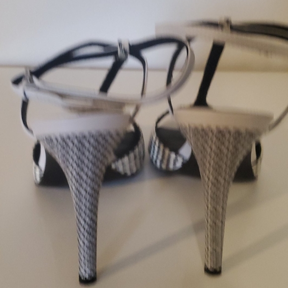 Calvin Klein T strap heel - Picture 5 of 5